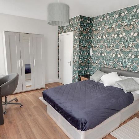 Place To Stay In Longbridge บาร์คกิ้ง ภายนอก รูปภาพ