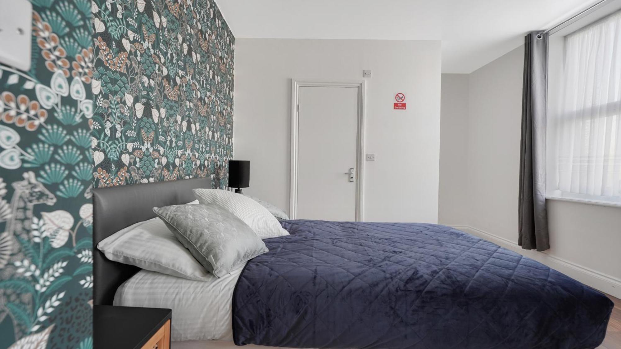 Place To Stay In Longbridge บาร์คกิ้ง ภายนอก รูปภาพ