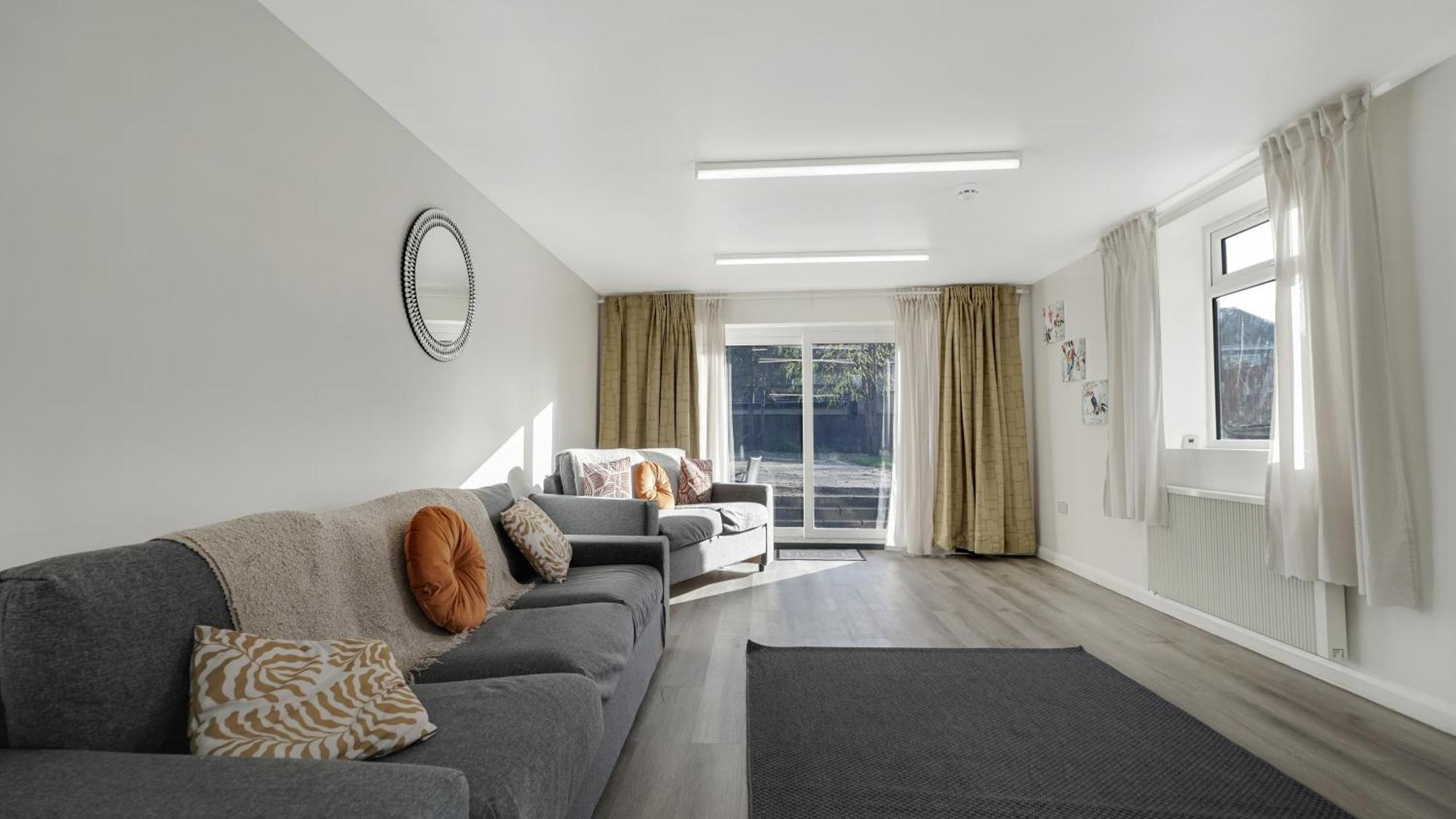 Place To Stay In Longbridge บาร์คกิ้ง ภายนอก รูปภาพ